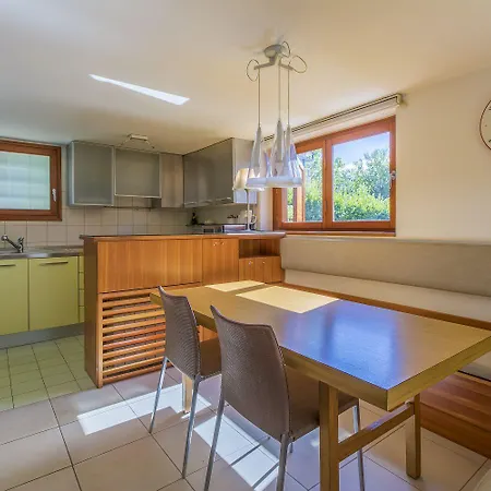 Rustikales Steinhaus Nur 300 Meter Zum Mit 3 Parkplaetzen, Meerblick, Garten 別荘 ノヴィ・ヴィノドロスキー