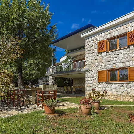 Rustikales Steinhaus Nur 300 Meter Zum Mit 3 Parkplaetzen, Meerblick, Garten * Novi Vinodolski