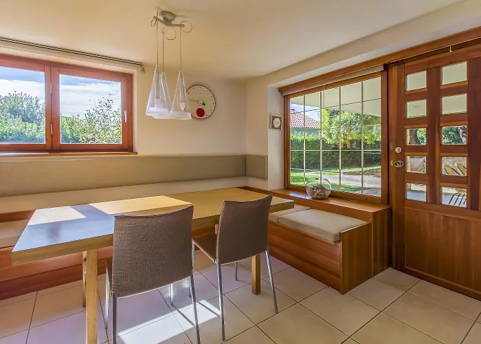 Rustikales Steinhaus Nur 300 Meter Zum Mit 3 Parkplaetzen, Meerblick, Garten Holiday home