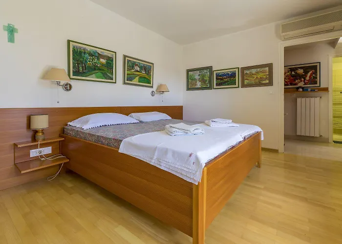 Holiday home Rustikales Steinhaus Nur 300 Meter Zum Mit 3 Parkplaetzen, Meerblick, Garten *