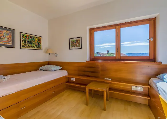 Rustikales Steinhaus Nur 300 Meter Zum Mit 3 Parkplaetzen, Meerblick, Garten * Novi Vinodolski