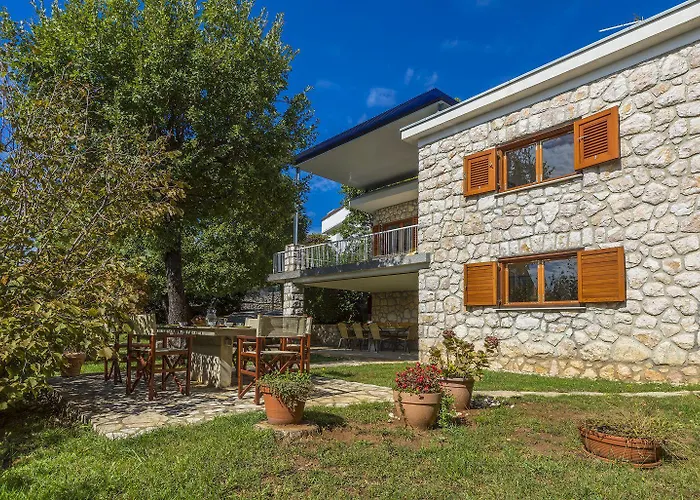Rustikales Steinhaus Nur 300 Meter Zum Mit 3 Parkplaetzen, Meerblick, Garten * Novi Vinodolski