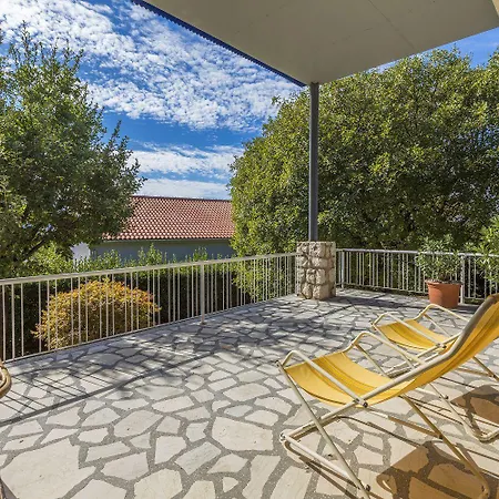 Rustikales Steinhaus Nur 300 Meter Zum Mit 3 Parkplaetzen, Meerblick, Garten * Novi Vinodolski
