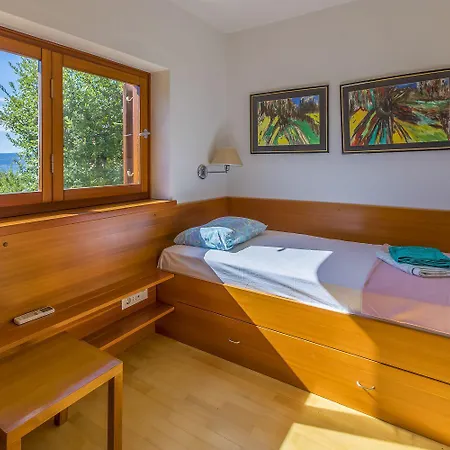 Rustikales Steinhaus Nur 300 Meter Zum Mit 3 Parkplaetzen, Meerblick, Garten * Novi Vinodolski