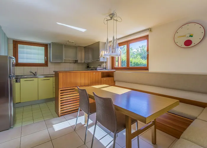 Rustikales Steinhaus Nur 300 Meter Zum Mit 3 Parkplaetzen, Meerblick, Garten Nyaraló Novi Vinodolski